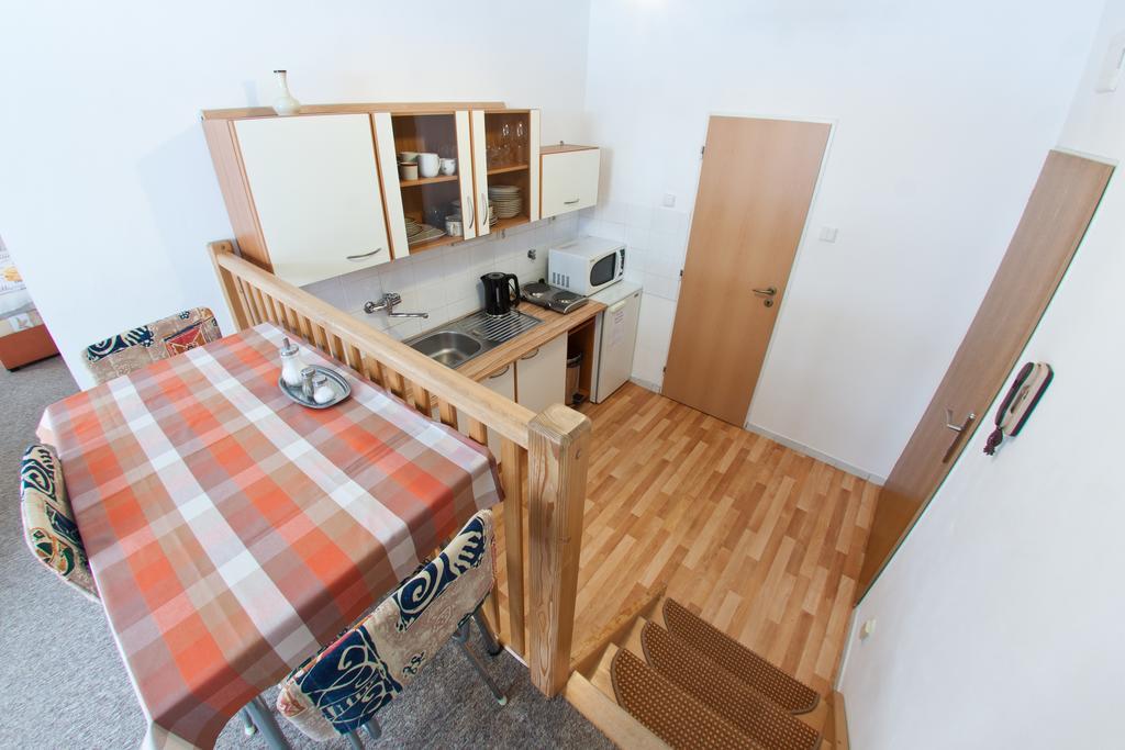 Penzion V Centru - Apartmány Smetanka Ceske Budejovice Habitación foto